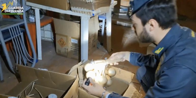 Napoli, maxi-blitz contro i botti killer: sequestrate 2,5 tonnellate di esplosivo, 7 denunciati