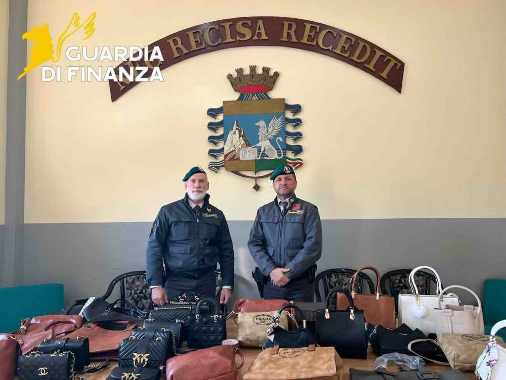 Napoli, maxi blitz “Natale Sicuro”: sequestrati 3 milioni di articoli pericolosi e falsi