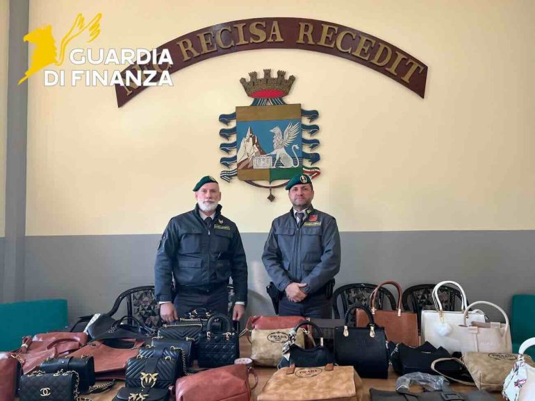 Napoli, maxi blitz “Natale Sicuro”: sequestrati 3 milioni di articoli pericolosi e falsi