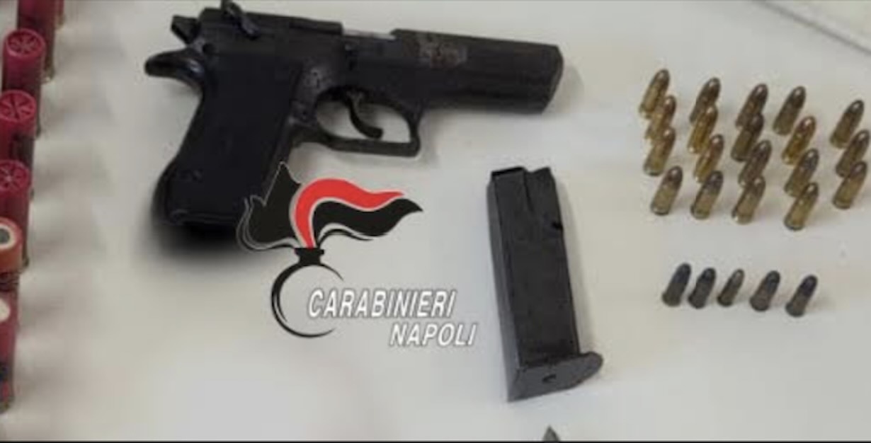 La pistola e i proiettili sequestrati a Secondigliano