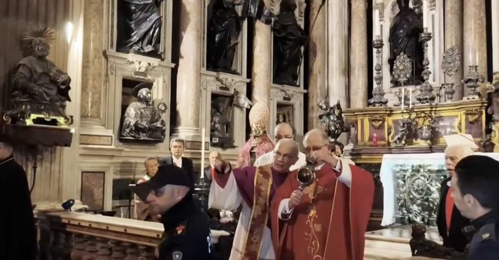Napoli, si rinnova il “miracolo” di San Gennaro: il sangue si è sciolto alle 9,13 nella Cappella del Tesoro
