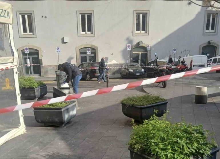 Napoli, nuova sparatoria in piazza Carolina: 16enne ferito alle gambe