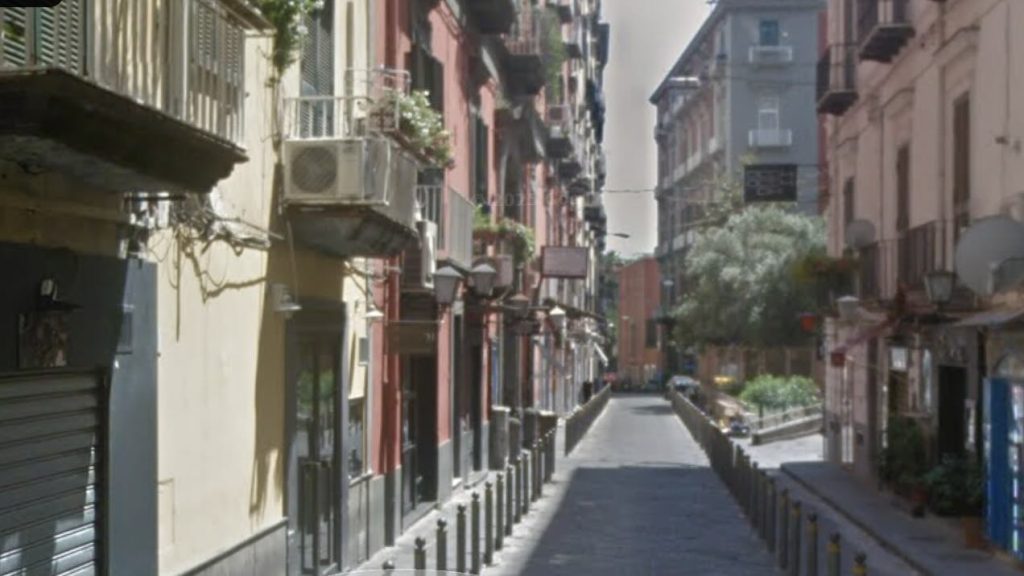 Napoli, 18enne incensurato accoltellato nella notte a Chiaia: è grave