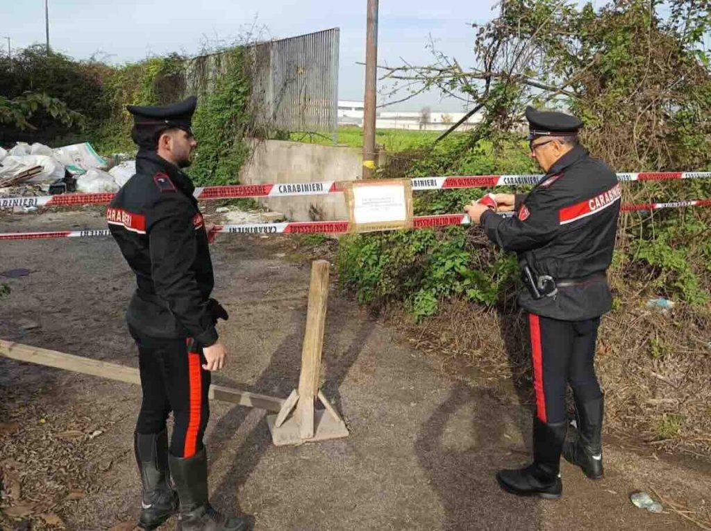 Orta di Atella, immobile fantasma trasformato in discarica abusiva: scatta il maxi sequestro dei Carabinieri