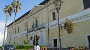 Pedane abusive, gare pilotate e pressioni sui tecnici: sei interdizioni al Comune di Torre del Greco