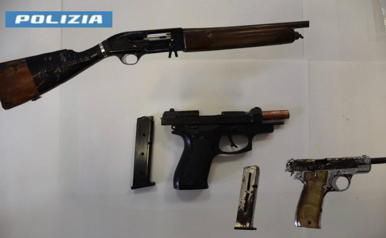 Napoli sequestrate le armi della faida di Pianura