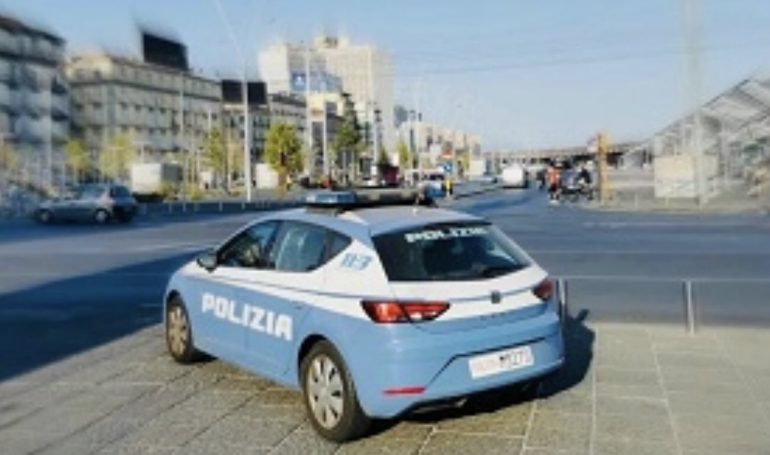 Piazza Garibaldi, 23enne arrestato per rapina: caccia ai complici