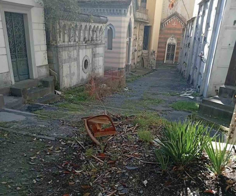 Poggioreale, il cimitero diventato “città fantasma”:  i cittadini costretti a fare da netturbini