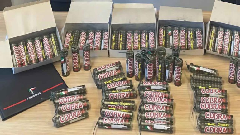 Pollena Trocchia, 29 chili di “Cobra” in un’ortofrutta: sequestrati 630 candelotti, arrestato 21enne