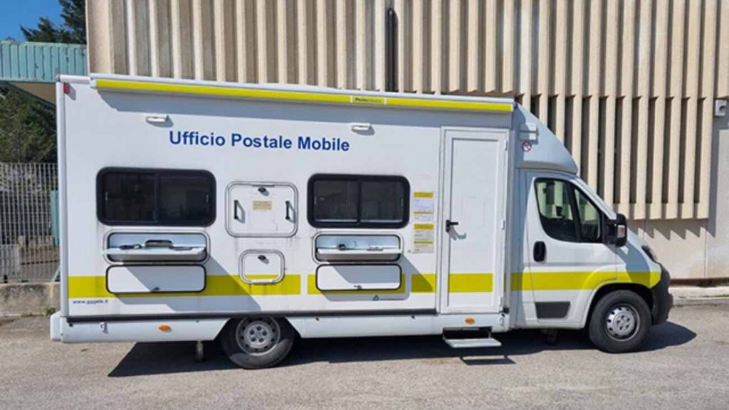 Poste nel camper a Procida: scoppia la protesta, i cittadini firmano un reclamo collettivo