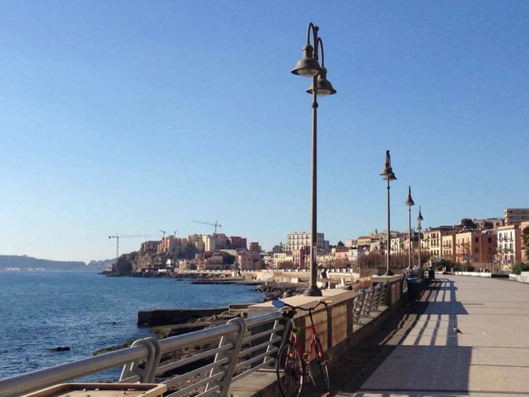 Pozzuoli, cade dalla passeggiata sul mare: volo di metri sulla scogliera, uomo salvato dai vigili del fuoco