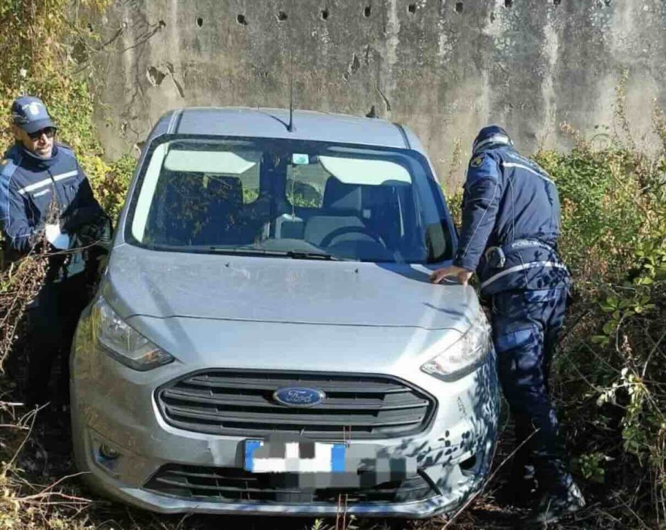 Giugliano, truffa auto rubate: caccia ai complici dei poliziotti corrotti