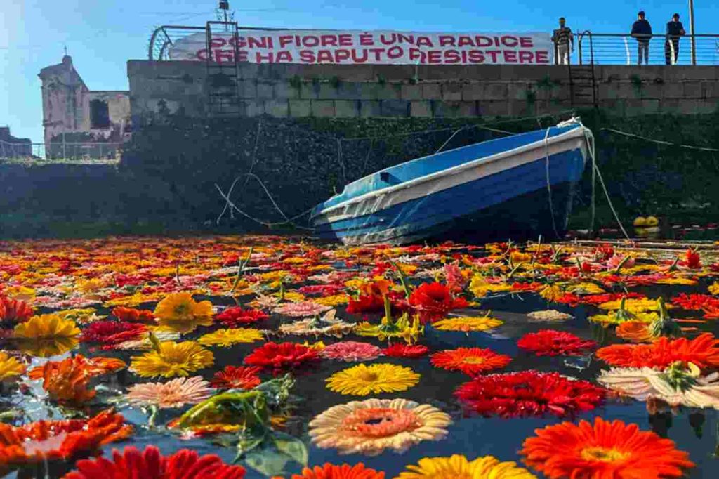 Pozzuoli, a thousand flowers in the dock: "A symbol of the fight against bradyseism."