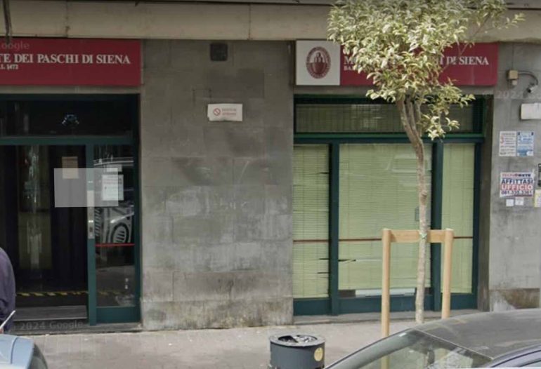 Rapina al Montepaschi di Soccavo: finti anziani armati in banca, via con 70mila euro