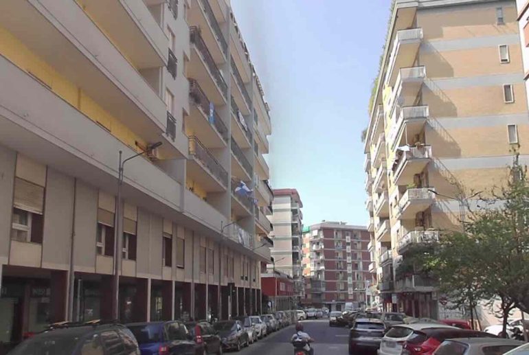 Rione Alto scippo choc, 17enne trascina anziana sull’asfalto: bloccato da agente fuori servizio