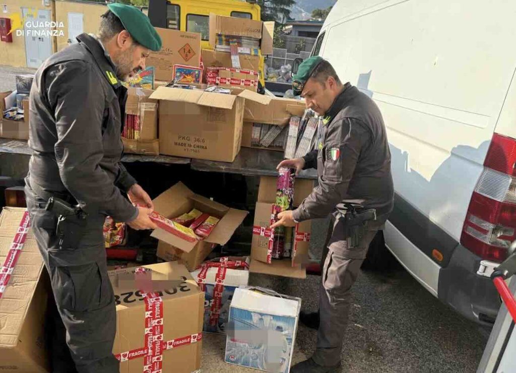Salerno, sequestrati oltre 200mila prodotti tra falsi, insicuri e fuochi illegali