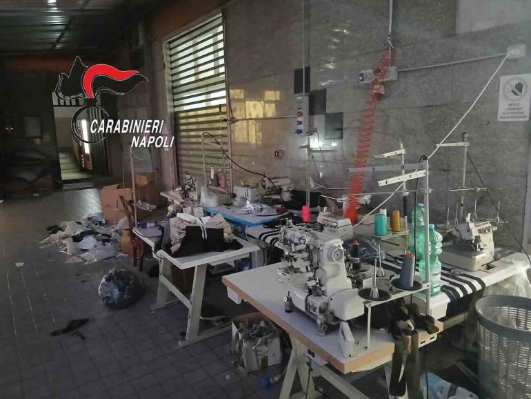 San Gennaro Vesuviano, palazzina-opificio dei disperati: 76 operai stipati nei dormitori del lavoro nero