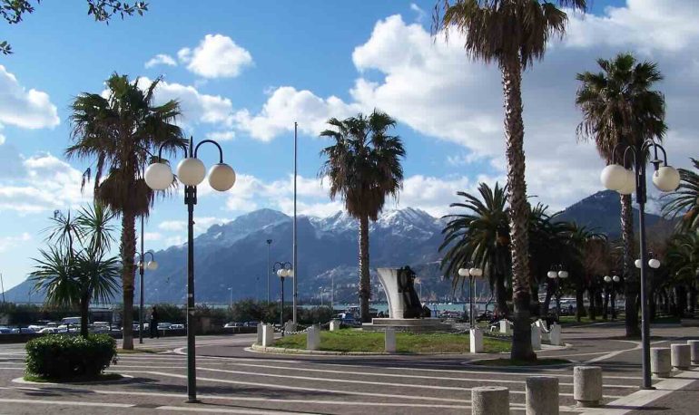 Sangue all’alba sul lungomare di Salerno: 40enne accoltellato, è gravissimo
