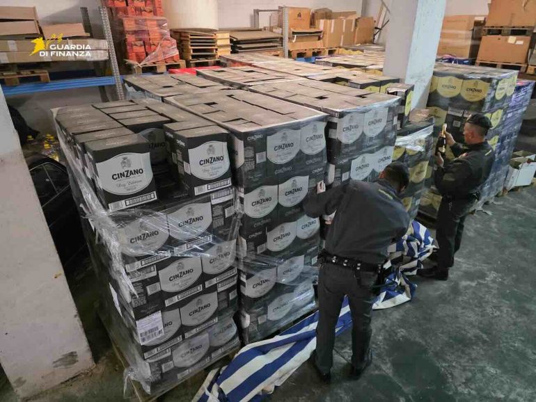Sant’Egidio del Monte Albino, scoperto deposito di alcolici rubati e contrabbandati
