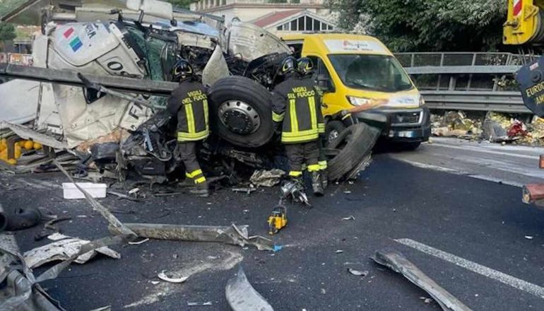 Scontro tra tir e auto, chiuso tratto A2 verso Salerno