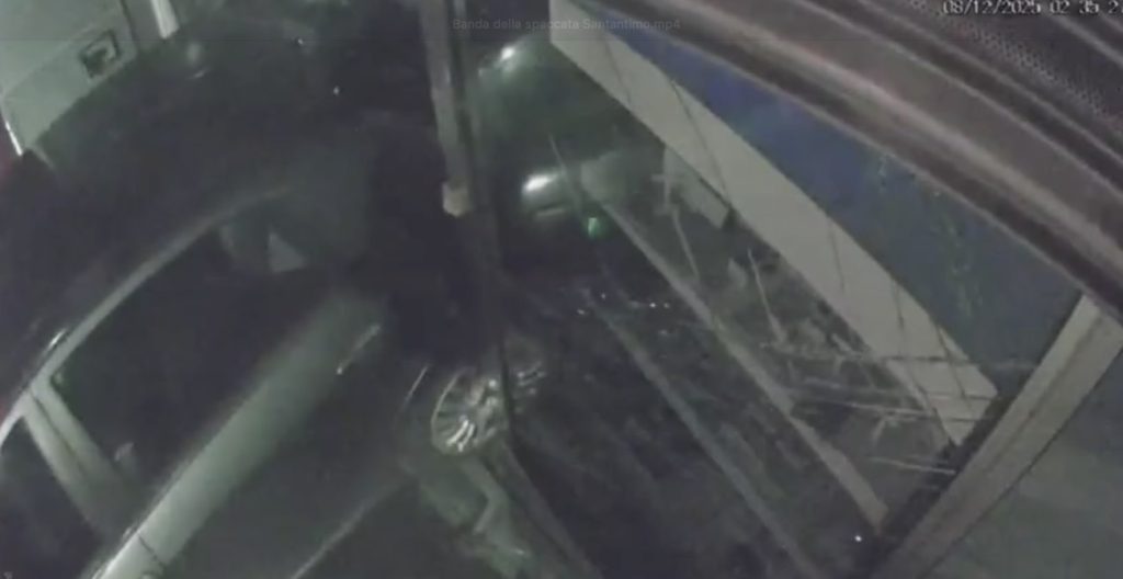 Spaccata a Sant’Antimo: assalto alla gioielleria, residenti lanciano oggetti da balconi per fermare la banda