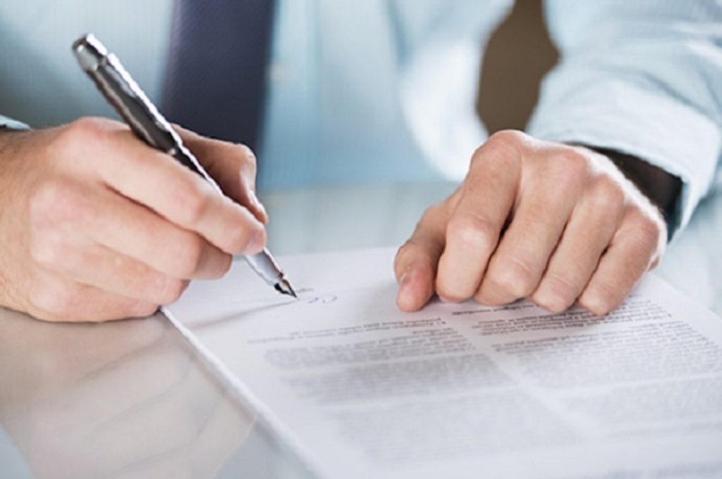 Truffa al finanziere: 6 mesi di carcere senza sconto per il finto assicuratore crotonese