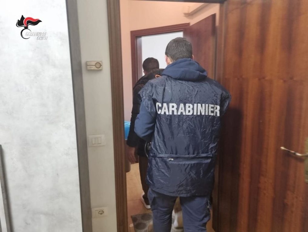 Truffe via SMS, conti tra Napoli e Salerno “snodo” dei soldi: così la rete ripuliva i bonifici lampo