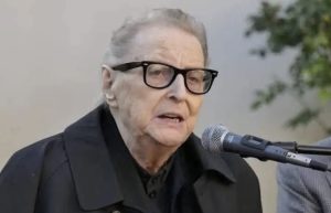 A Caserta l’addio a monsignor Nogaro sulle note di ‘Bella Ciao’. E i migranti portano la bara