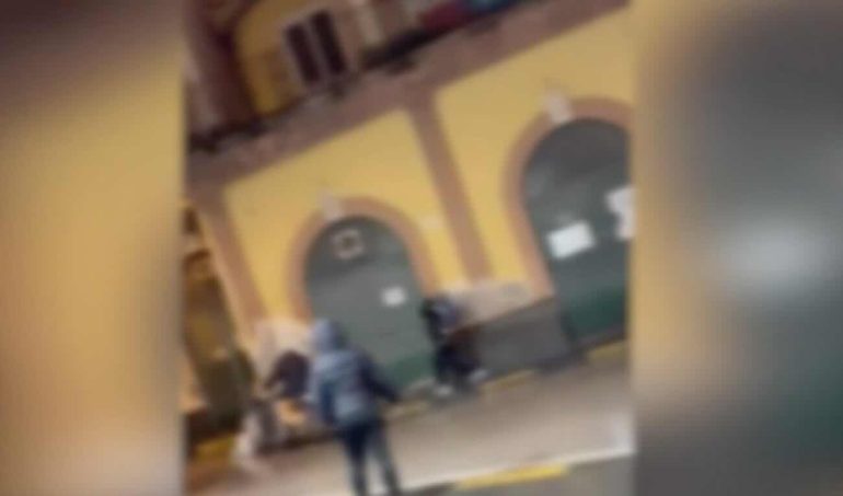 Afragola, identificati i minorenni dell’aggressione razzista