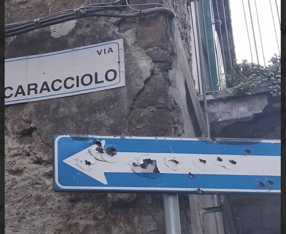 Afragola, spari contro la segnaletica in via Caracciolo: bossoli sull’asfalto