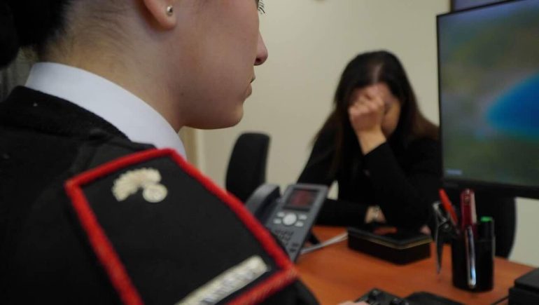 Aggressione in strada alla moglie: arrestato 50enne per maltrattamenti a Curti,