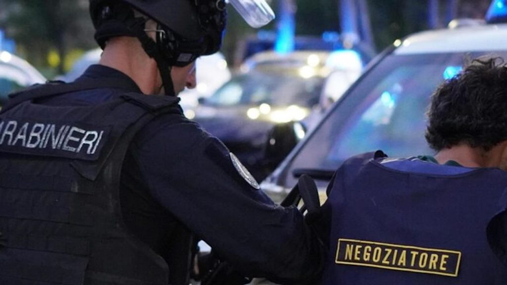 Amalfi, si barrica in casa con coltello: si arrende dopo ore di negoziato con i carabinieri