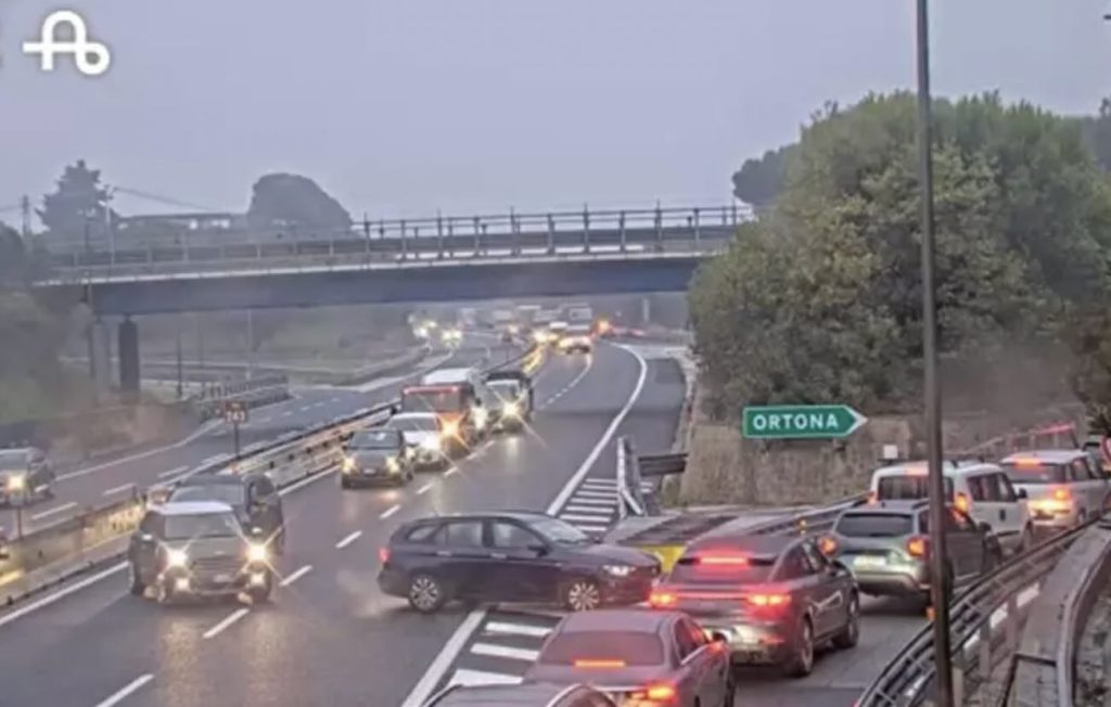 Assalto al portavalori in A14: commando blocca il traffico con veicoli incendiati e chiodi