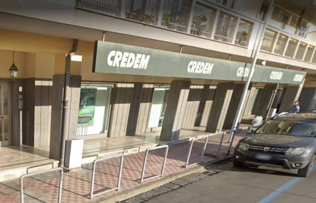 Assalto notturno alla banca Credem di Cicciano: banditi in fuga dopo l’allarme fumogeno