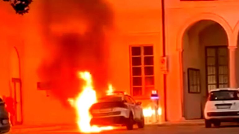 Saviano incendiata auto della polizia municipale