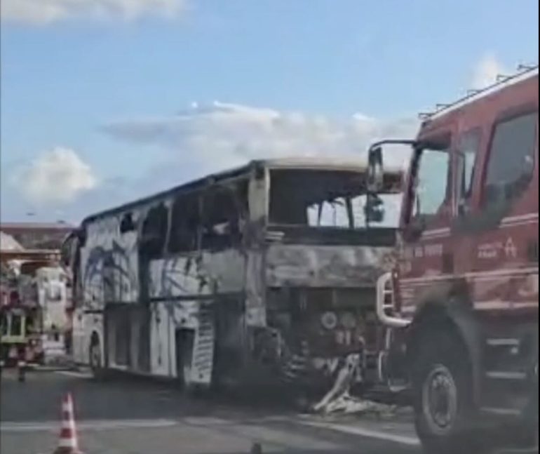 Autobus in fiamme sulla Tangenziale di Napoli: traffico liberato dopo il panico