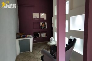 Avellino, scoperto centro estetico abusivo a Sirignano: denunciata la titolare