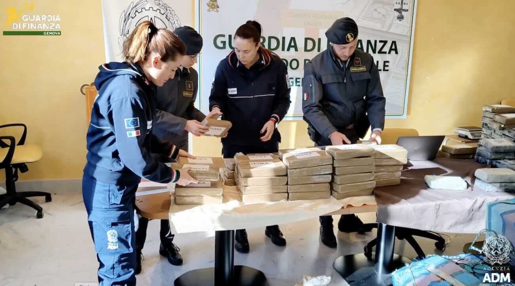 Blitz al porto di Genova: sequestrate oltre due tonnellate di cocaina purissima nascosta in sacchi di juta