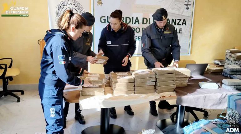 Blitz al porto di Genova: sequestrate oltre due tonnellate di cocaina purissima nascosta in sacchi di juta