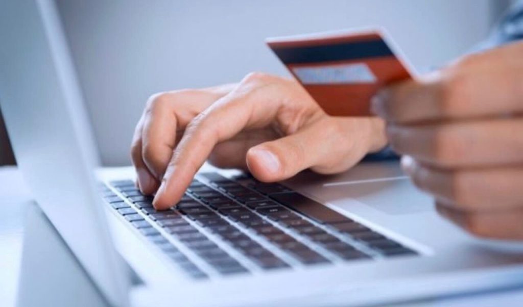 Bollette e contratti energia falsi, cinque denunciati: l’indagine partita dalla segnalazione di un 66enne