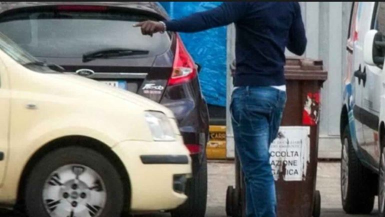 Racket della sosta, la morsa degli abusivi arriva nel Casertano: donna minacciata a Vairano Patenora