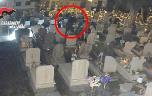 Furti di tombe e cappelle nel cimitero di Paestum, arrestato un uomo