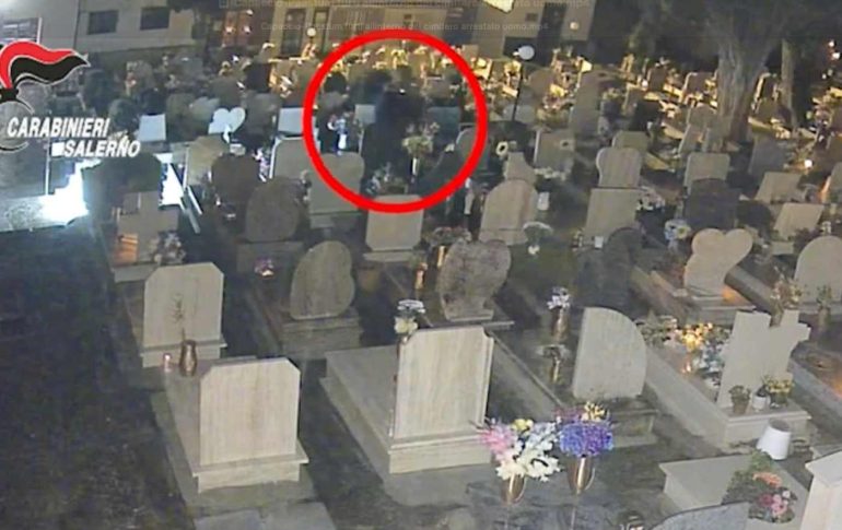 Furti di tombe e cappelle nel cimitero di Paestum, arrestato un uomo