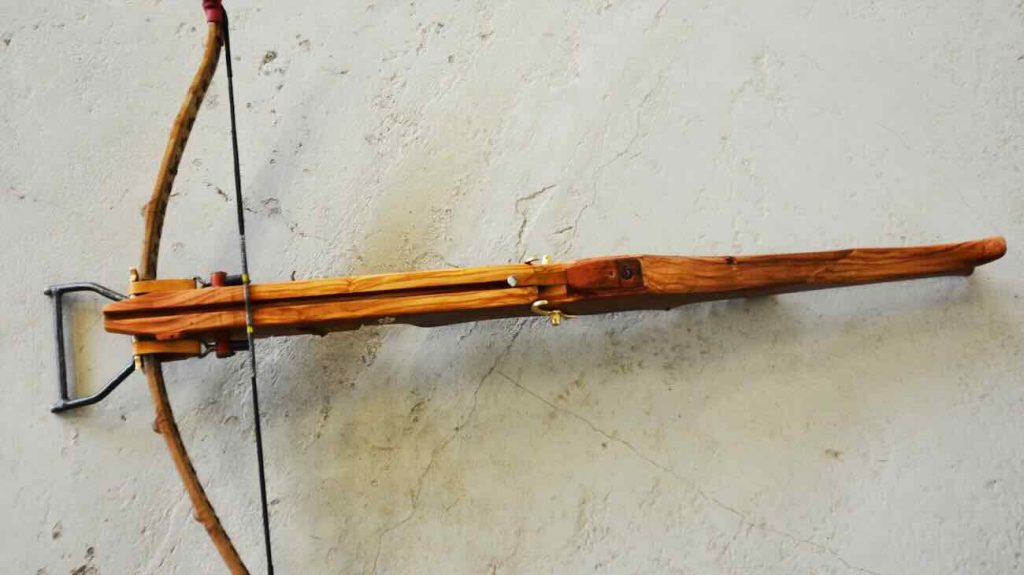 Pozzuoli, gira con una balestra in piazza: era ricercato in tutta Europa