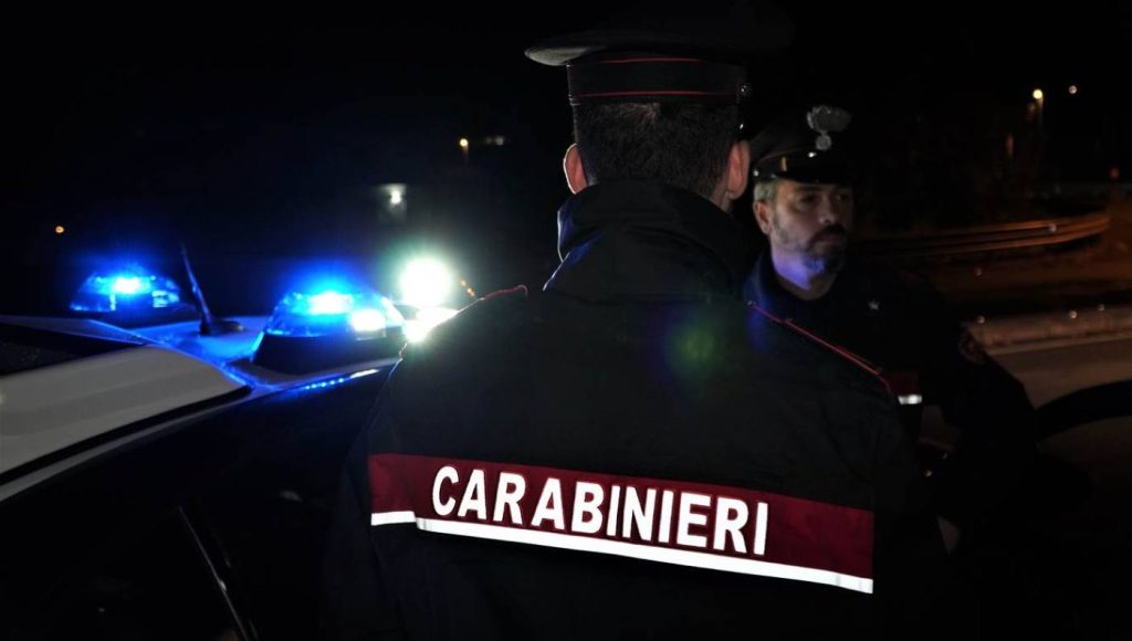 Carinaro, fermato dai Carabinieri con arnesi da scasso in auto: denunciato 40enne