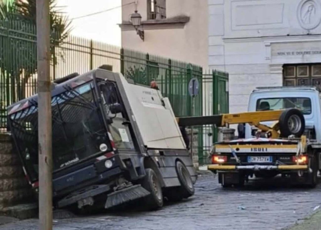 Aversa, si apre una voragine davanti al carcere: sprofonda un camion dei rifiuti