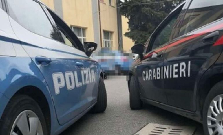 Inseguimento da film a Castellammare: sperona auto e finisce contro una saracinesca, arrestato 38enne