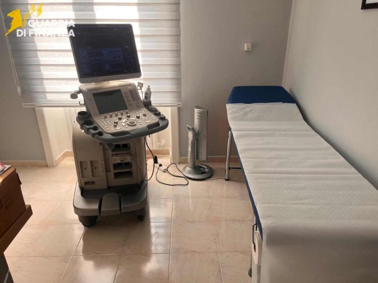 Avellino, medico senza iscrizione all’Albo e senza partita Iva: studio abusivo sequestrato