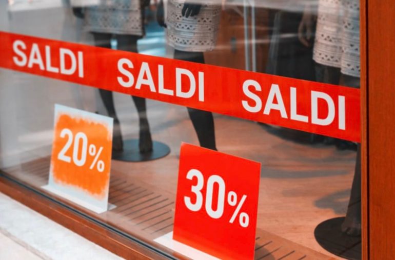 Campania, al via i saldi: un affare da 660 milioni tra l’incognita web e il nodo “pre-sconti”