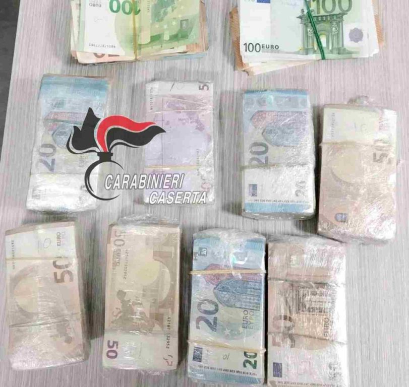 Carinaro, sequestrati 98mila euro in contanti e banconote false: due denunciati